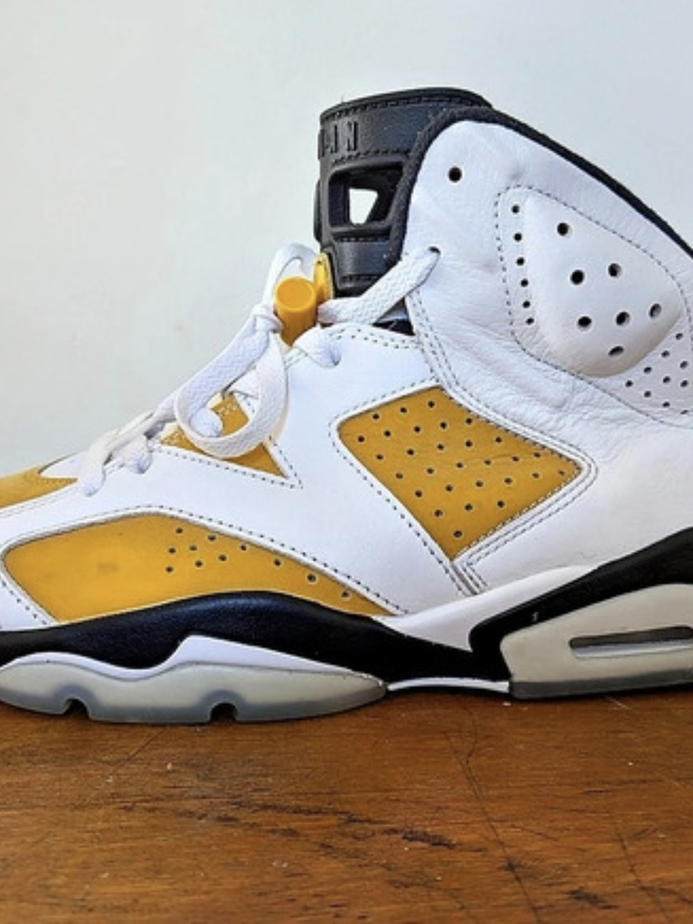 Air Jordan 6 Retro “Yellow Ochre” Size 8.5 + Original Box – CT8529-170